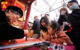 Người dân Thủ đô thích thú nghe hát quan họ tại Văn Miếu - Quốc Tử Giám